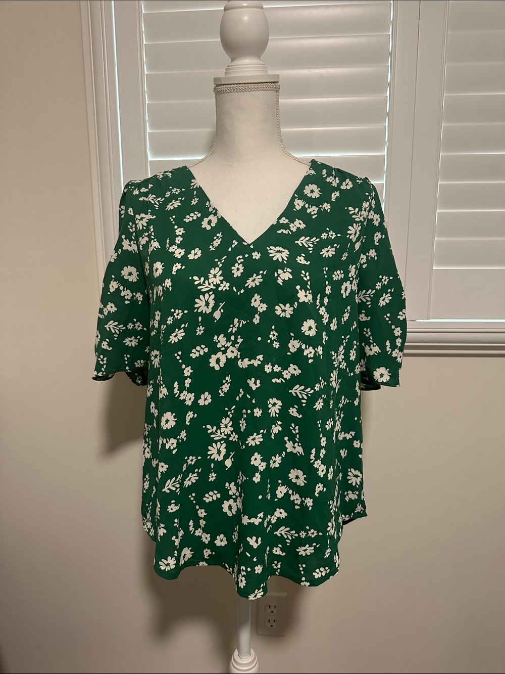 fun 2 fun Green Floral V-Neck Blouse Medium | Az
